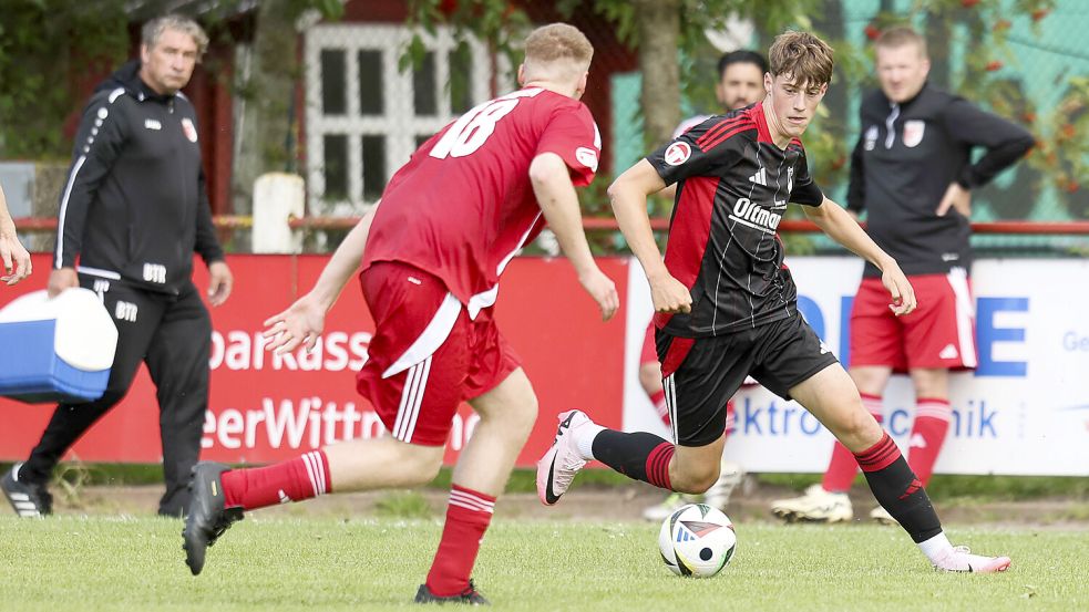 Welch ein Spiel in Nortmoor: Der Gastgeber führte 3:0, ehe Hauke Janßen (am Ball) Lammertsfehn mit einem Viererpack in Führung schoss. Am Ende hieß es 4:4. Foto: Doden