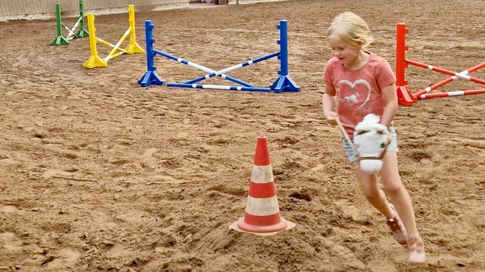 Die Mädchen galoppieren über die Hindernisse wie mit einem echten Pferd – doch rennen müssen sie selbst. Foto: Rose