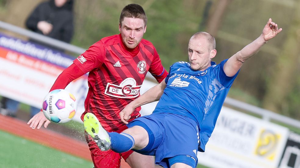 Der VfB Uplengen (links) ist vergangene Saison noch auf den Zielgeraden vom TuS Holtriem (rechts) abgefangen worden und büßte den direkten Aufstiegsplatz ein. Foto: Doden/Emden