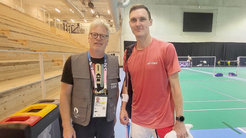 Bernd-Volker Brahms kennt sie alle. Das Bild zeigt ihn mit dem Olympiasieger Viktor Axelsen.