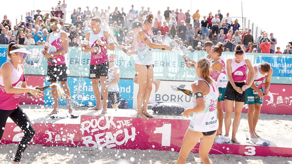 Die Sektdusche nach der Siegerehrung haben sich die Gewinner verdient. Foto: hansebeach/Michael Kunkel