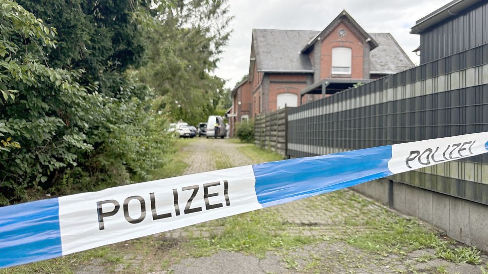 Die Zufahrt zum Haus an der Logabirumer Straße war am Sonntag abgesperrt. Foto: Bothe