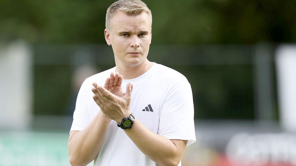 Jonas Petersen ist der jüngste Trainer der Bezirksliga. Foto: Doden/Emden