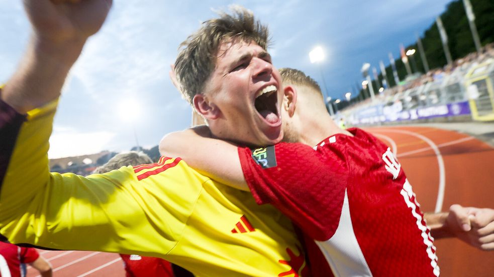 Moritz Onken schreit seine Freude heraus.