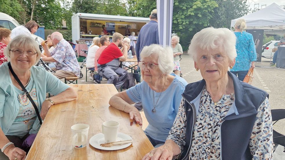 Elise Kramer (von links), Lini Roelfsema und Hilde Terveen wollen sich jetzt regelmäßig zum Klönen auf dem Nachmittagsmarkt in Weener treffen. Foto: Gettkowski