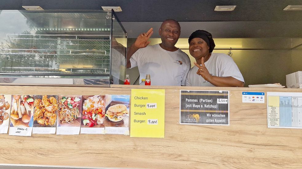 Felix und Magdalena Ike werden auch beim nächsten Nachmittagsmarkt in Weener wieder mit ihrem Streetfood-Truck und afrikanischem Fingerfood vertreten sein. Foto: Gettkowski