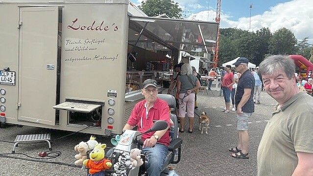 Erstmals mit auf dem Markt vertreten war Reinhard Lodde aus Oldenburg. Er bot Fleisch, Geflügel und Wild aus artgerechter Haltung an. Foto: Gettkowski
