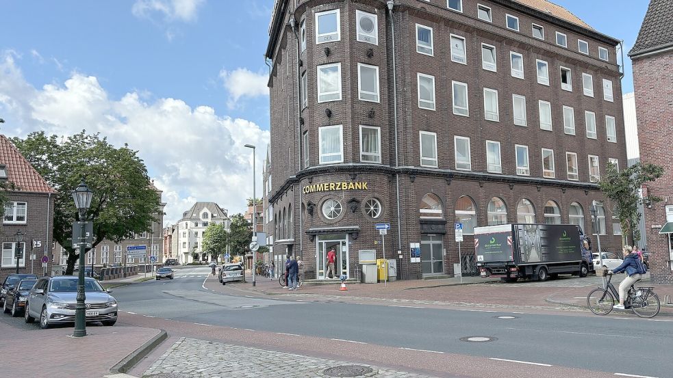 Keine zusätzliche Querungshilfe vor der Commerzbank, dahinter gibt es schon eine. Foto: Schuurman