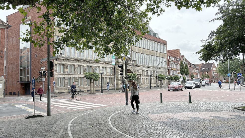 Laut Verkehrskommission nicht nötig, aber gut fürs Sicherheitsgefühl von Fußgängern: der neue Zebra links. Parallel gibt es einen zweiten Richtung Delft. Foto: Schuurman