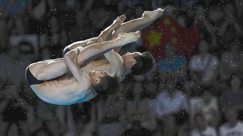 Die Chinesen Lian Junjie and Yang Hao zeigten fast perfekte Sprünge. Foto: Lee Jin-man/AP/DPA