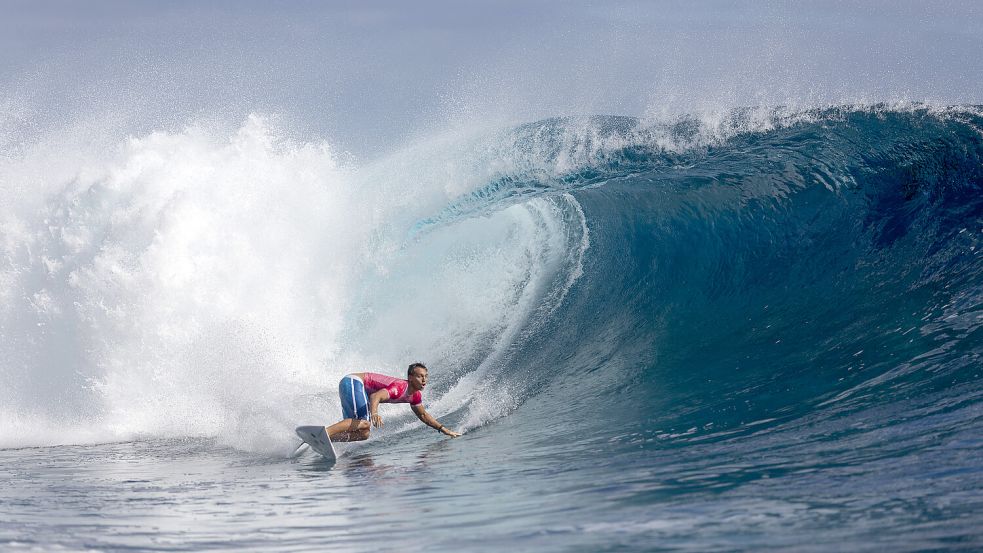 Der Franzose Kauli Vaast hat sich vor der Küste von Tahiti eine Goldmedaille ersurft. Foto: Ed Sloane/AP/DPA