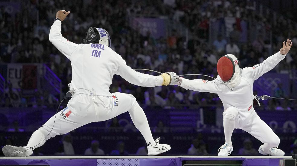 Der Japaner Kōki Kanō besiegte Frankreichs Yannick Borel im Degen-Einzelfinale der Herren. Foto: Andrew Medichini/AP/DPA
