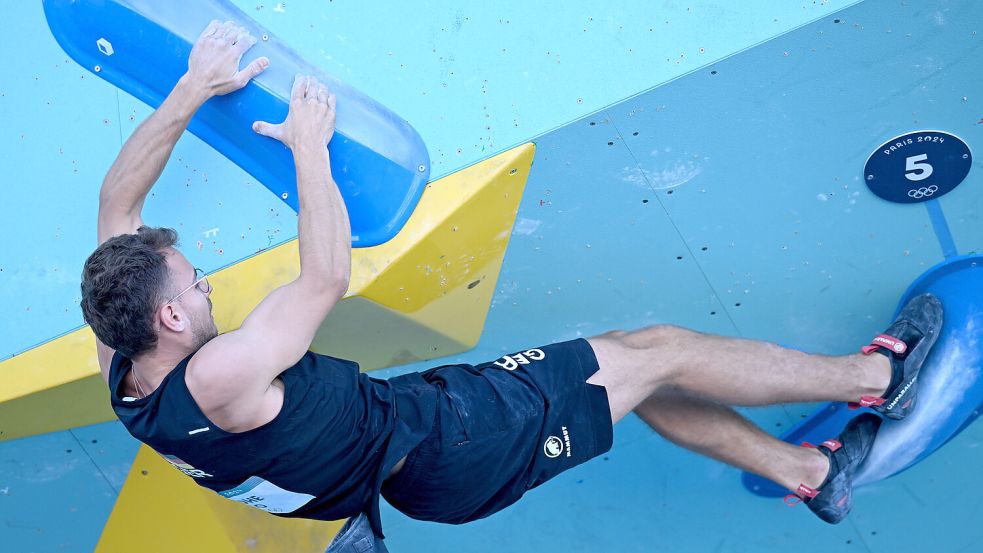 Yannick Flohe aus Deutschland an der Boulderwand. Foto: Sina Schuldt/dpa