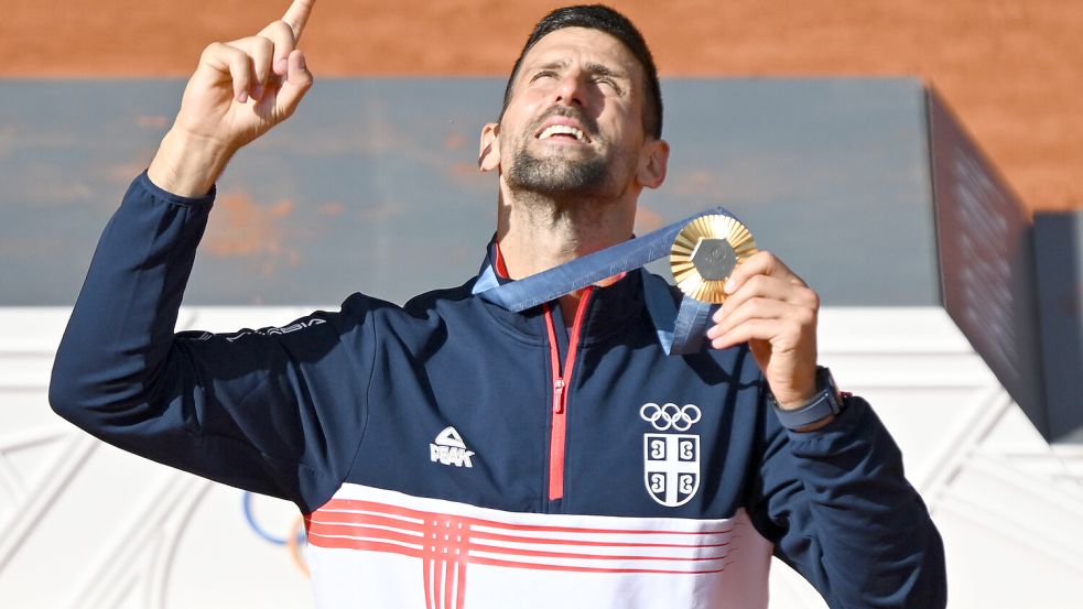 Der Tennisspieler Novak Djokovic mit vielen Emotionen nach dem Gewinn der olympischen Goldmedaille. Foto: Murat/DPA