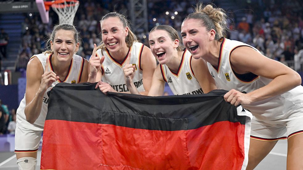 Die deutschen Frauen haben bei Olympia im 3x3-Basketball die Goldmedaille gewonnen. Foto: Schuldt/DPA