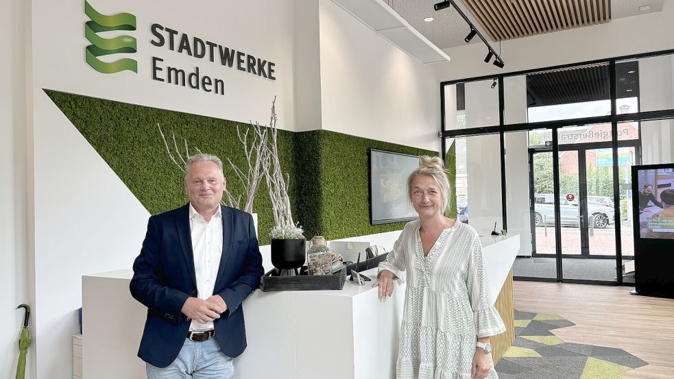 Melanie Boekhoff und Wolfgang Siefkens haben bei den Stadtwerken Emden mit Kundinnen und Kunden zu tun. Foto: Hanssen
