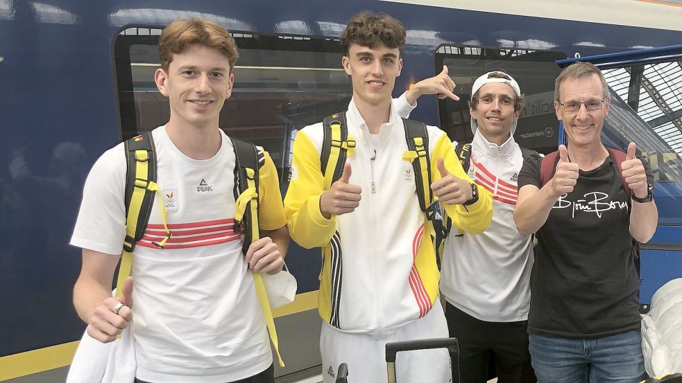 Am Bahnhof traf Knut Müller (rechts) die belgischen Leichtathleten (von links) Tibo De Smet, Pieter Sisk und John Heymans.
