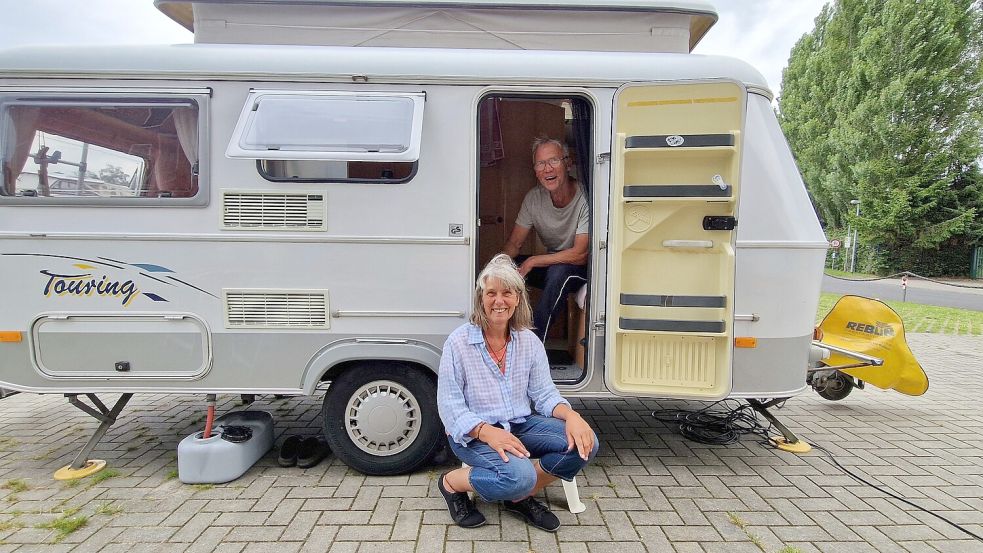 Angelika und Horst Brinkmann machen mit ihrem Wohnwagen besonders gerne bei Gastgebern der Initiative Landvergnügen Halt. Dabei stellen Landwirte oder Privatpersonen auf ihren Grundstücken Stellflächen für Campingwagen und Wohnmobile zur Verfügung. Wie in Weener hinterm Hafen 55. Foto: Gettkowski