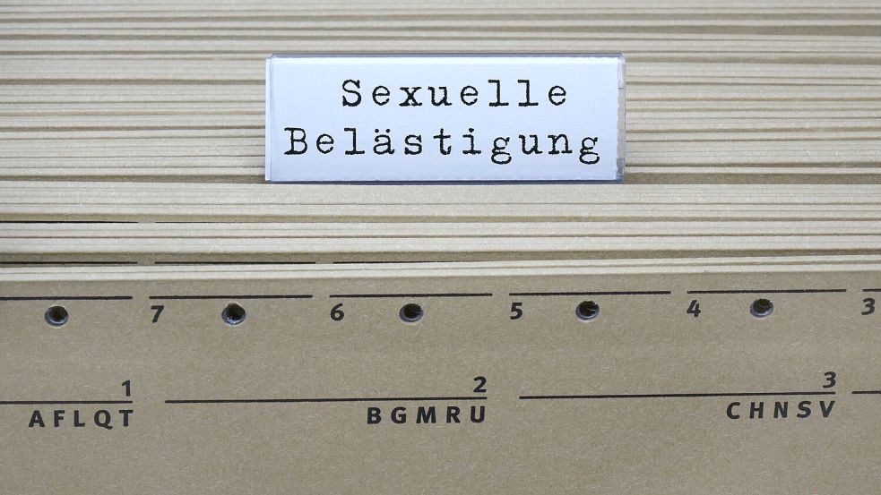 Eine Ausstellung in Bremen zeigt Kleidung von zwölf Frauen, die diese während sexuellen Übergriffen getragen haben. Foto: IMAGO/Sascha Steinach