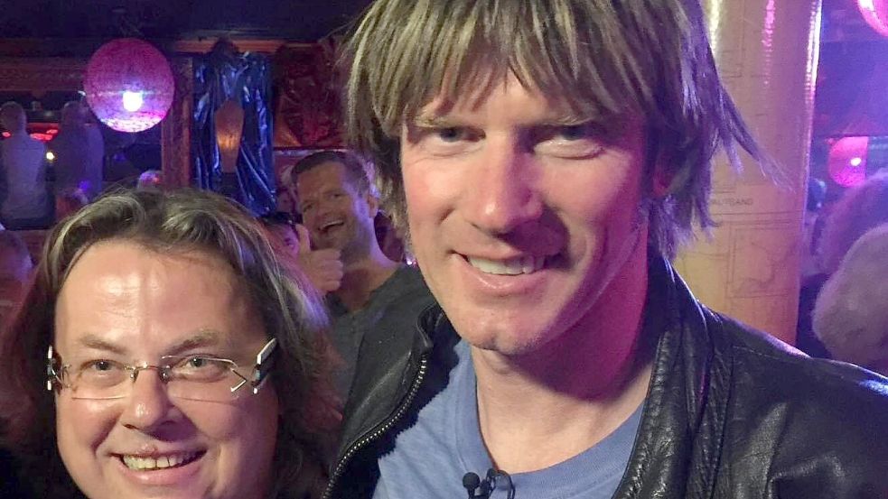 Mickie Krause (rechts) hat oft die Bar von Tante Jens besucht. Foto: privat