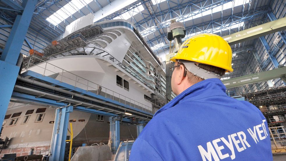 Die riesigen Werkshallen der Meyer Werft haben die Urlauber sehr beeindruckt. Foto: Ortgies/Archiv