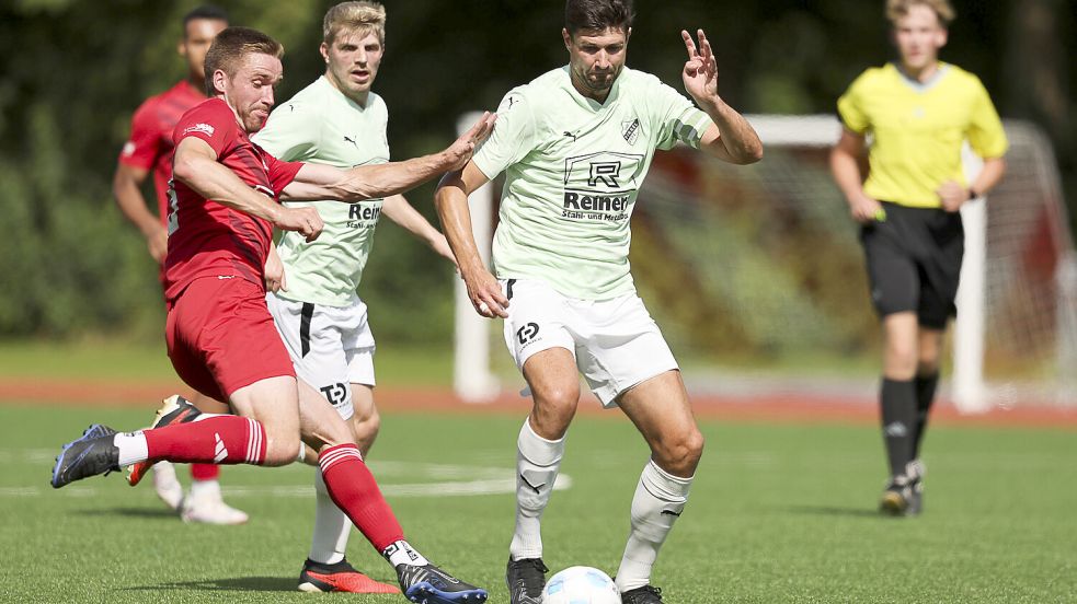 Tim Schouwer (rechts) spielt schon seit 2016 für GW Firrel. Foto: Doden/Emden