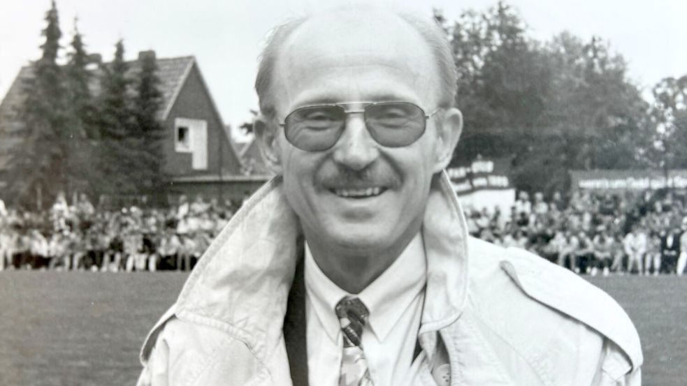 Willi Lemke bei einem seiner vielen Besuche in Ostfriesland. Hier war er mit Werder in Firrel.