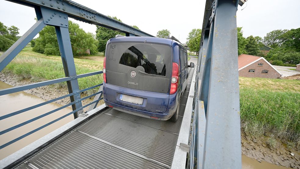 Die Fahrt über die Ledabrücke ist eine enge Angelegenheit. Foto: Klemmer/dpa