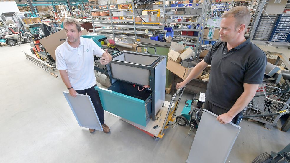 Vertriebsleiter Jörg Kollecker (links) und Christian Lage-Eggen aus der Versuchsabteilung stellen den neuen Akkuladeschrank vor. Foto: Ortgies