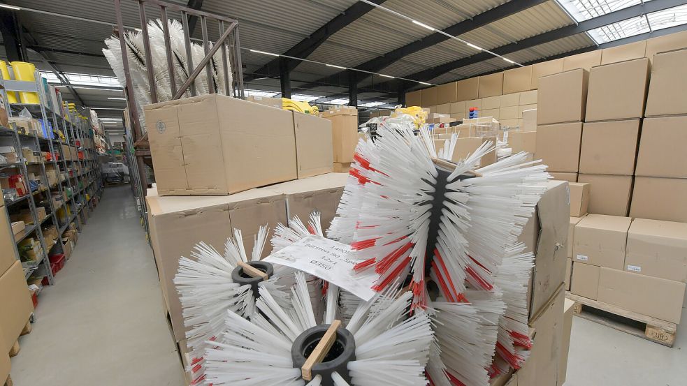 In einem Bereich der Halle werden Ersatzteile gelagert. Teilweise sind sie für Produkte, die 20 bis 30 Jahre alt sind. Foto: Ortgies