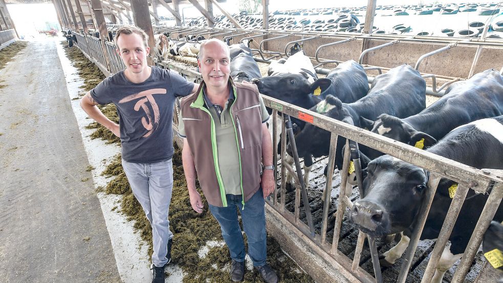 Keno (links) und Manfred Tannen bei ihren Kühen. Foto: Ortgies
