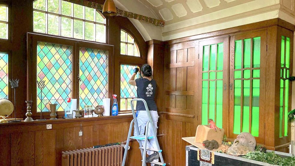 Vanessa Minjets hat bereits mit dem Aufbau ihrer Horrorschau begonnen. Raum für Raum verwandelt sie die leerstehende Villa in das Spukhaus 2024. Foto: Spukhaus