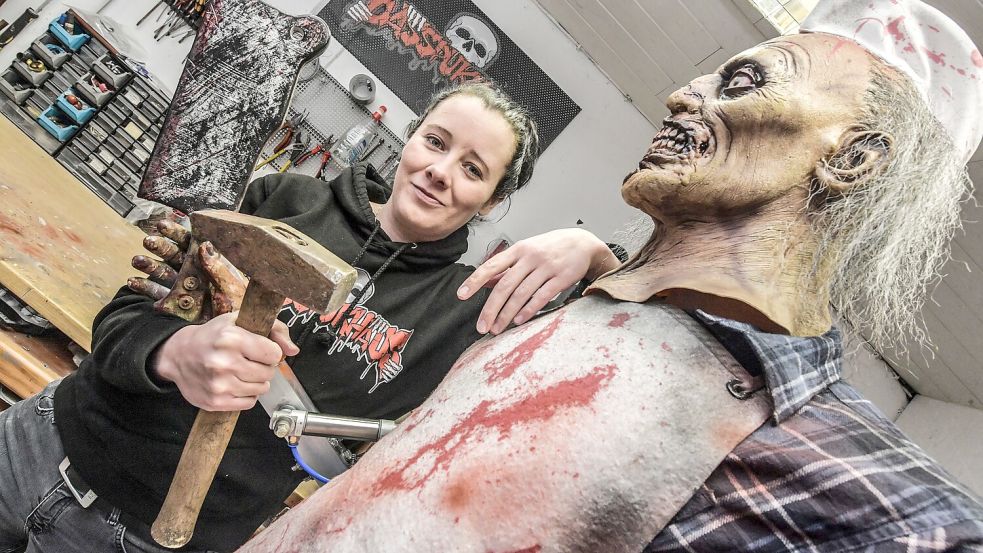 Vanessa Minjets steht auf Horrorfilme und baut in ihrer Werkstatt des Grauens in Middels Figuren, die aus genau solchen stammen könnten. Foto: Ortgies/Archiv