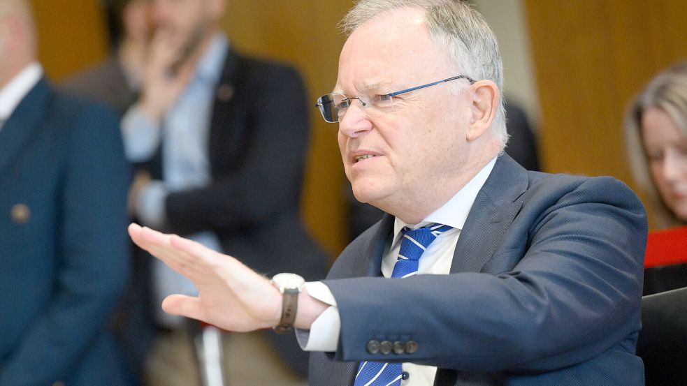 Ministerpräsident Stephan Weil (SPD) sagte am 13. Juni als Zeuge im Parlamentarischen Untersuchungsauschuss aus. Die CDU will nun Akten der Staatsanwaltschaft Hannover zur Einstellung der Vorermittlung einsehen. Foto: dpa/Julian Stratenschulte