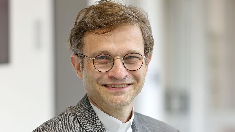 Prof. Dr. Dr. Elmar Nass ist Prorektor am Lehrstuhl für Christliche Sozialwissenschaften und gesellschaftlichen Dialog an der Kölner Hochschule für Katholische Theologie (KHKT). Zurzeit urlaubt er in Eilsum in der Krummhörn. Im Oktober erscheint sein Buch „Der globale Puppenspieler – Die Vision von Xi Jinping und eine Antwort der Freiheit“. Foto: Privat