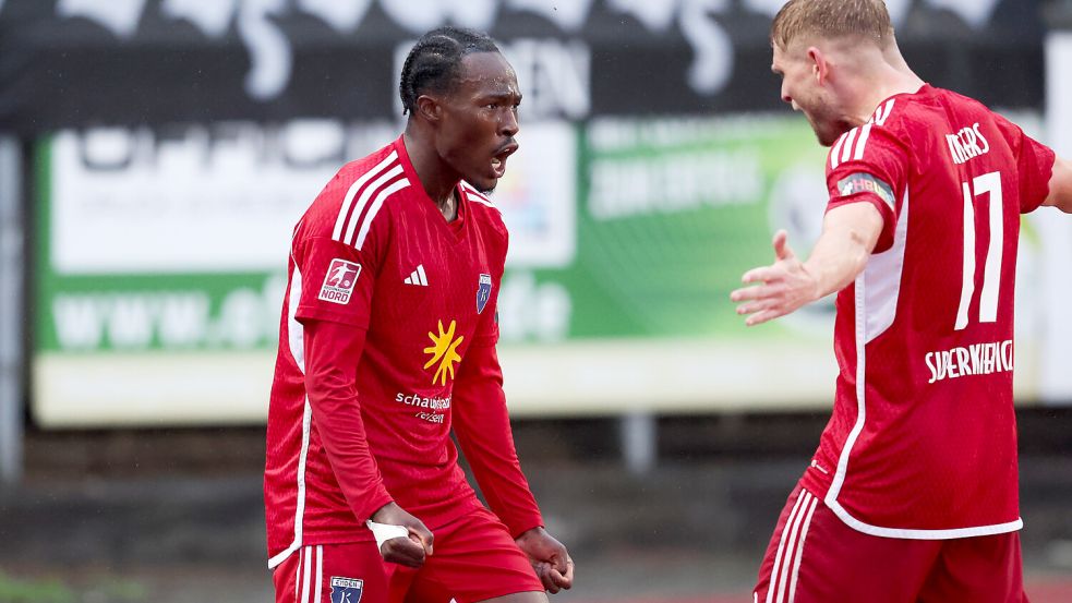 Der eingewechselte Michael Igwe (links, rechts Janek Siderkiewicz) traf zum 3:0-Endstand.