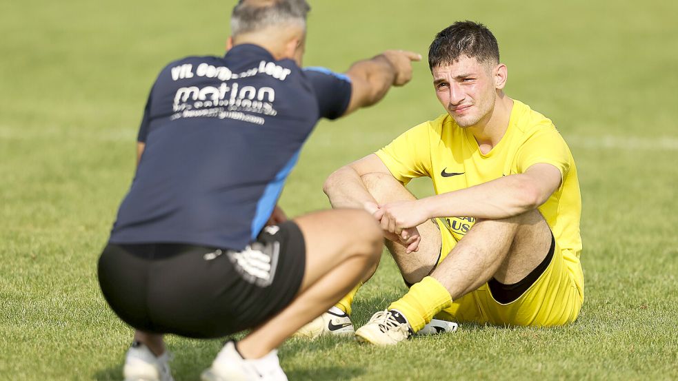 Bei Germania Leer gab es nach Abpfiff enttäuschte Gesichter. Hier spricht Trainer Erhan Colak mit Verteidiger Baran Saracoglu. Fotos: Doden, Emden