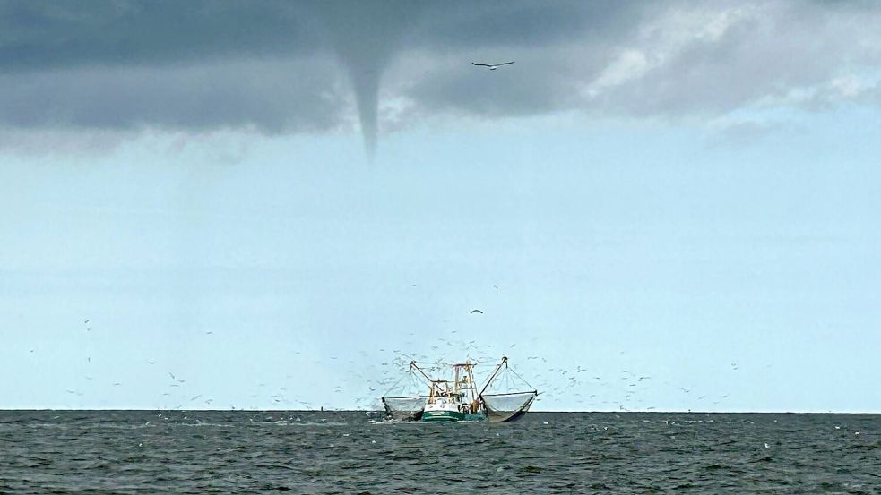 Kurz vor 10 Uhr bildeten sich nordwestlich von Borkum mehrere Tornados. Foto: Rolf Groenewold
