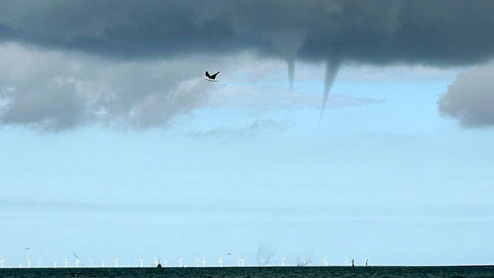 Aus den Gewitterwolken sinken Rüssel, die Wasser ansaugen. Foto: Rolf Groenewold