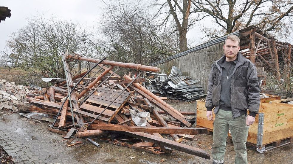 Was der Tornado am 24. November 2023 übrig ließ: Alke Reck steht vor den Trümmern, die mal die Nebengebäude auf seinem Grundstück in Kirmeer waren. Archivfoto: Ullrich