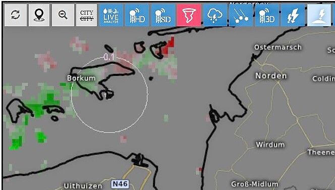 Das Tornado-Radar von Kachelmannwetter zeigt für den 8. August 2024, 10 Uhr, intensives Wettergeschehen: Grün sind Windhosen, die auf Borkum-Radar zulaufen, Rot zeigt sich entfernende. Screenshot: Kachelmannwetter