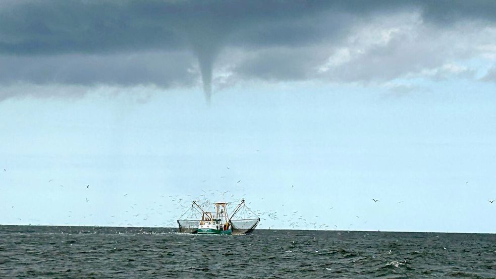 Das Foto zeigt, wie sich am 8. August 2024 gegen 10 Uhr nordwestlich von Borkum auf See eine Trichterwolke aufbaut, die sich zum Tornado aufwuchs. Foto: Rolf Groenewold