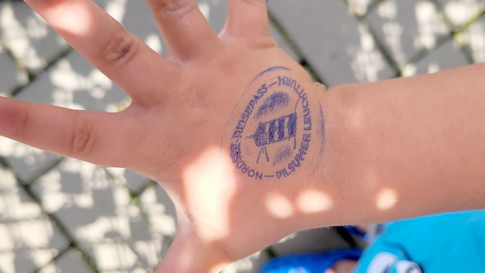Macht sich auch gut auf Kinderhänden: der Pilsumer Leuchtturm im Kleinformat.