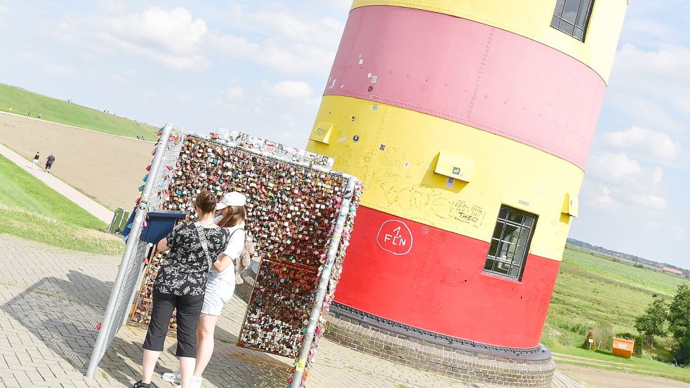 Die Stempelbox hängt am Schlosspark direkt vor dem Leuchtturm.