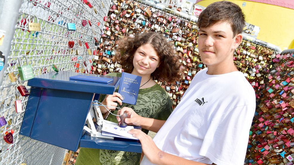 Tabatha und Connor aus Hooksiel haben ihre Nordsee-Reisepässe dabei.