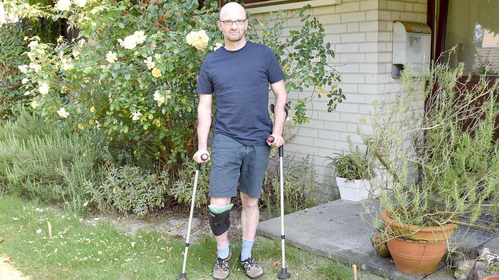 Detlev Kreutzer hat sich beim Spielen mit seinen Neffen das Kreuzband gerissen. Einen Facharzttermin suchte er im Emsland vergebens. Foto: Kowalski