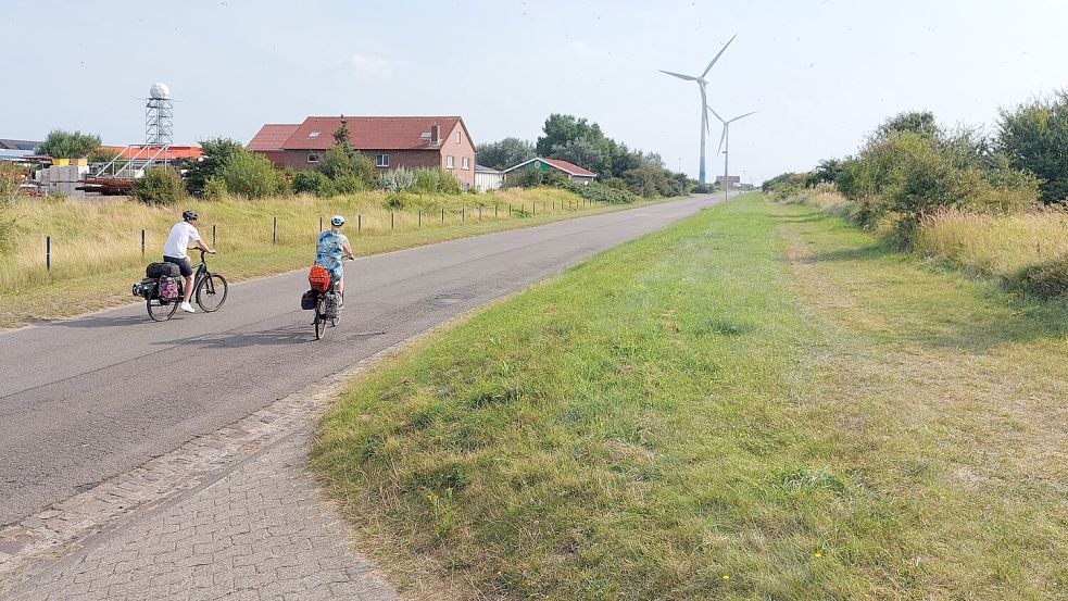 Aus dieser Sicht rechts entlang des Reededamms (Am neuen Hafen) ist der neue Radweg geplant. Foto: Ferber
