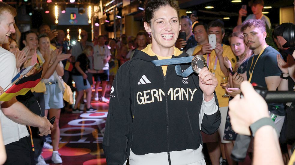 Als Miriam Butkereit ihr Silber im Judo feierte, nahm im Deutschen Haus auch Henrik Janssen die Medaille mal in die Hand.