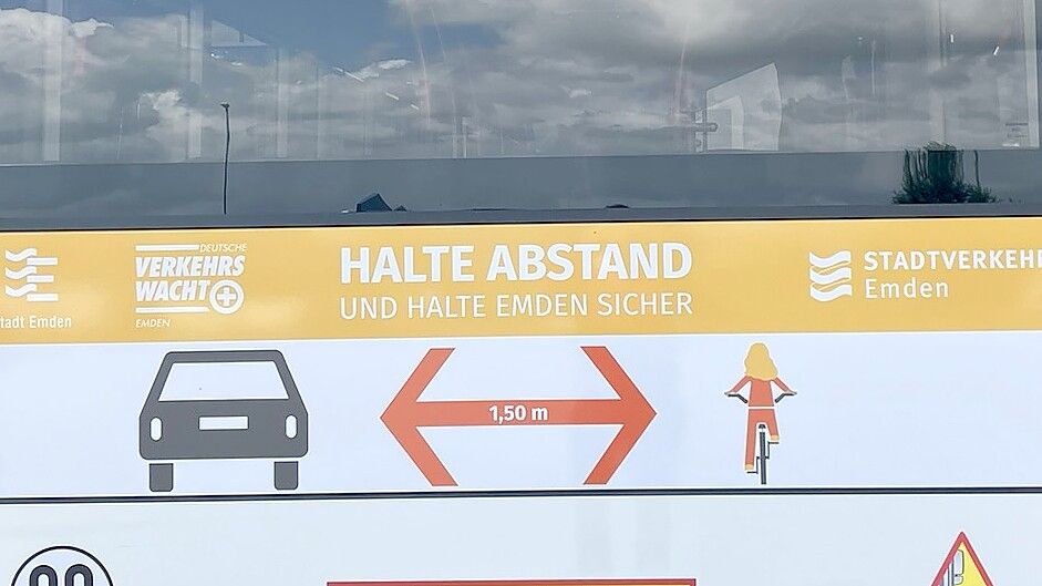 1,50 Meter sollte laut Straßenverkehrsordnung Platz sein, wenn ein Auto ein Fahrrad überholt. Foto: Stadt