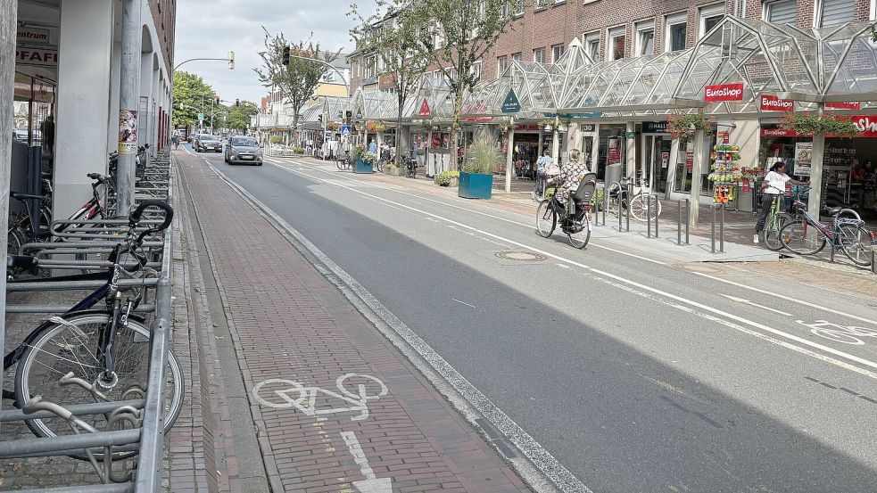 Die Neutorstraße wird noch umgebaut, damit sie zum verkehrsberuhigten Geschäftsbereich wird. Die Fahrradwege sollen breit sein. Foto: Hanssen